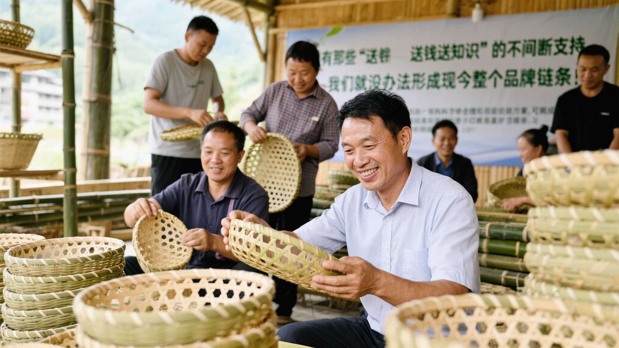 以黎平县一家本地竹编合作社团队成员刘先生